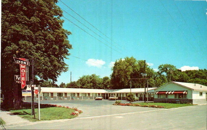 Lyons Motel - Old Postcard (newer photo)